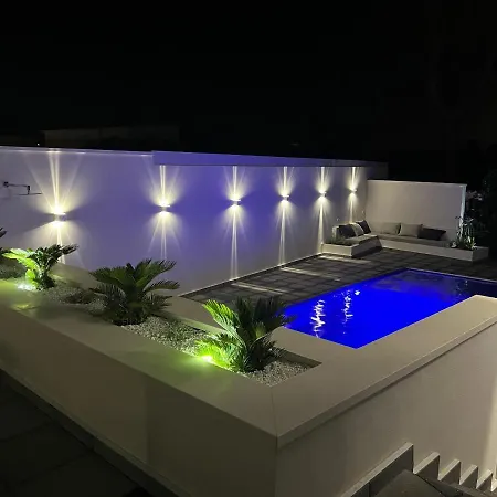 Vila Giuliana Luxury Home: Piscina, Solarium, Barbecue. A Pochi Passi Dal Mare Fontane Bianche